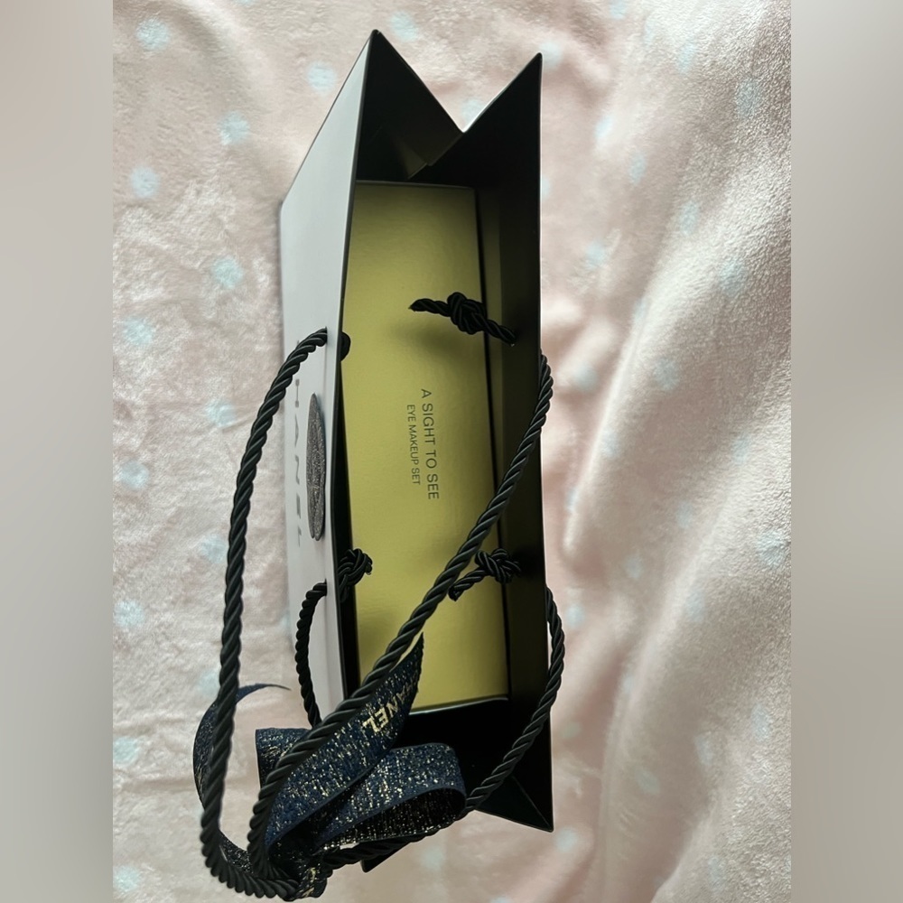 CHANEL• Eye Essential Set Holiday Gift set - Picture 4 of 11